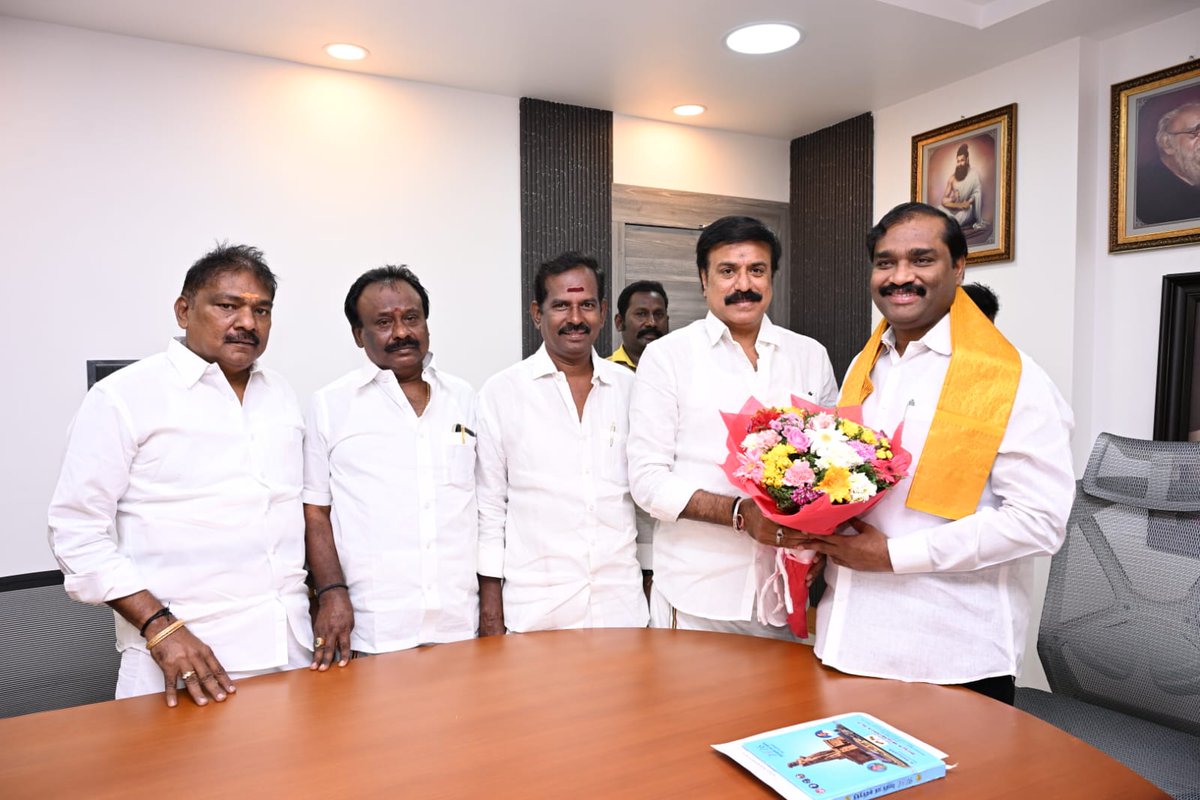 captainkathir16's tweet photo. தேமுதிக மாநிலங்களவை உறுப்பினராக தேர்ந்தெடுக்கப்பட்ட கழக பொருளாளர் LK சுதீஷ்MP அவர்கள் தமிழக வாழ்வுரிமை கட்சித் தலைவர் வேல்முருகன் அவர்களை மரியாதை நிமித்தமாக சந்தித்து வாழ்த்து பெற்றார் 
#DMDK #RajyasabhaMP #LKSuthish #ThamizhaValvurimaiKatchi #velmurugan #DMDKITWING #Maduraisouth https://t.co/HQinR9esFo