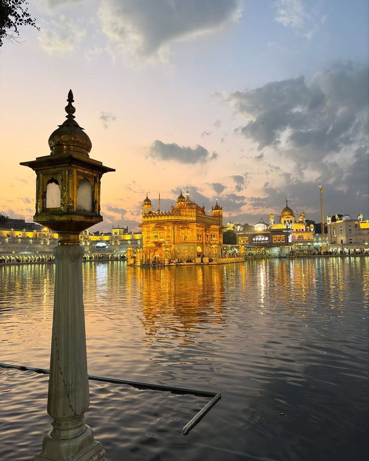 dashmeshpitaa's tweet photo. ਹਿੰਦੂ ਤੁਰਕ ਕੋਊ ਰਾਫਸੀ ਇਮਾਮ ਸ਼ਾਫੀ ਮਾਨਸ ਕੀ ਜਾਤ ਸਬੈ ਏਕੈ ਪਹਚਾਨਬੋ ॥

Someone is Hindu and someone a Muslim, then someone is Shia and someone a Sunni, but all the human beings, as a species, are recognised as one and the same (light of Formless Lord). https://t.co/HUK2o1pCkA