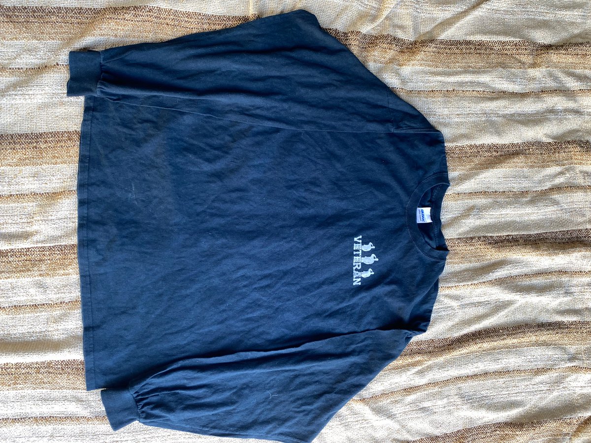 Fiso_16's tweet photo. Veteran black sweatshirt🎯

Price: R150🏷️🅿️

Condition: 9.5/10 like new 🆕 

Size: 2XL

https://t.co/DgE1xiVrqU

#thrift #veteran #sweatshirt #authenticthriftapparel https://t.co/4QfEAimi8u