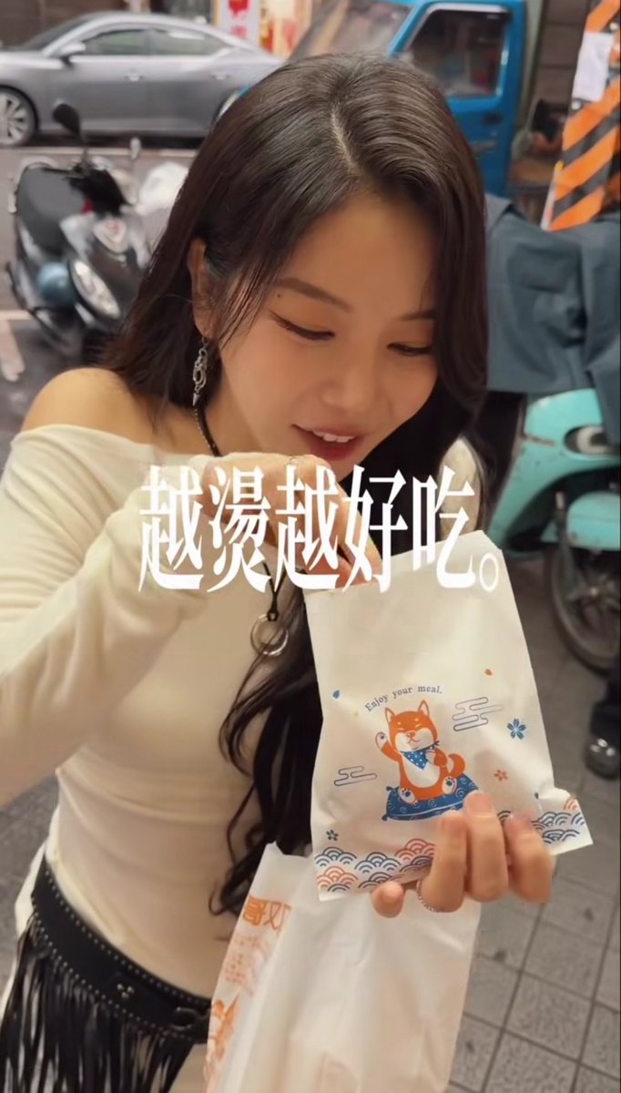 昨天睡前刷到容仙去基隆玩的影片我馬上夢到我在看她的演唱會XDDDDDD