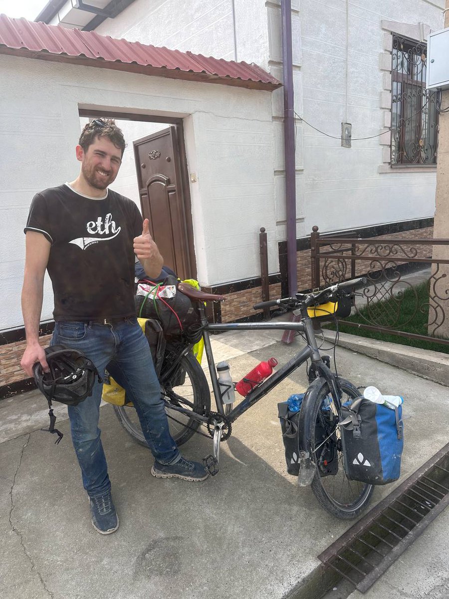 Ўтган ҳафта кўчамизда штутгартлик велотуристни учратиб қолгандим: 2018да ҳам келгандим, ўзгаришлар анча катта. Лекин бир гапни ҳукуматинг вакилларига етказиб қўй, йўлларинг жуда ёмон ҳолатда экан.