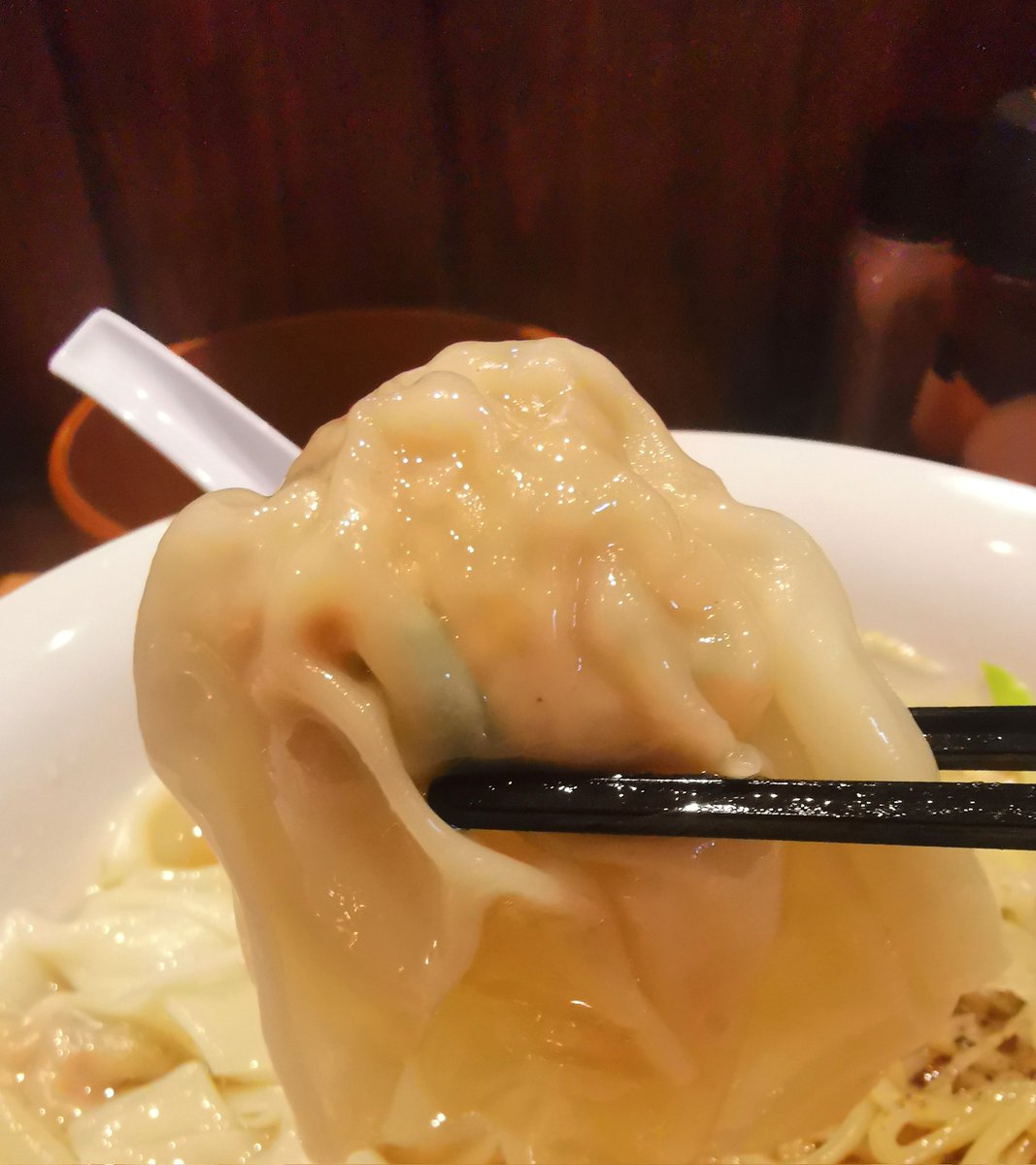 餃子のワンタン麺
<a href="/100Hiko/">沼津麺百式佐藤</a>
これがラストの春のワンタン祭り😋 麺百式の名物餃子で作ったワンタンが６ケも入った満足度の高い一杯😍 若干細麺のツルツル麺とプルプルワンタンがたまりません🤤
