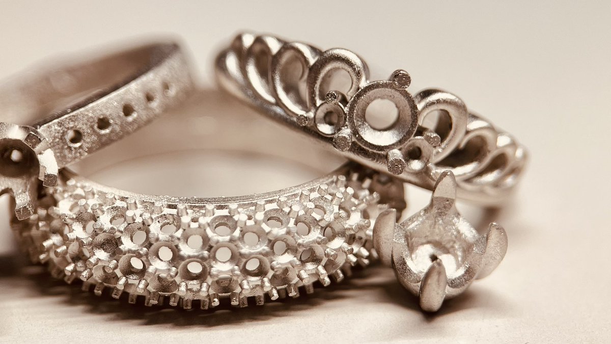 添加剤ブレンド中のレジンとプラチナの鋳造上がり画像です。
若干の改善が確認出来ています、配合を色々と変えてテスト継続中です