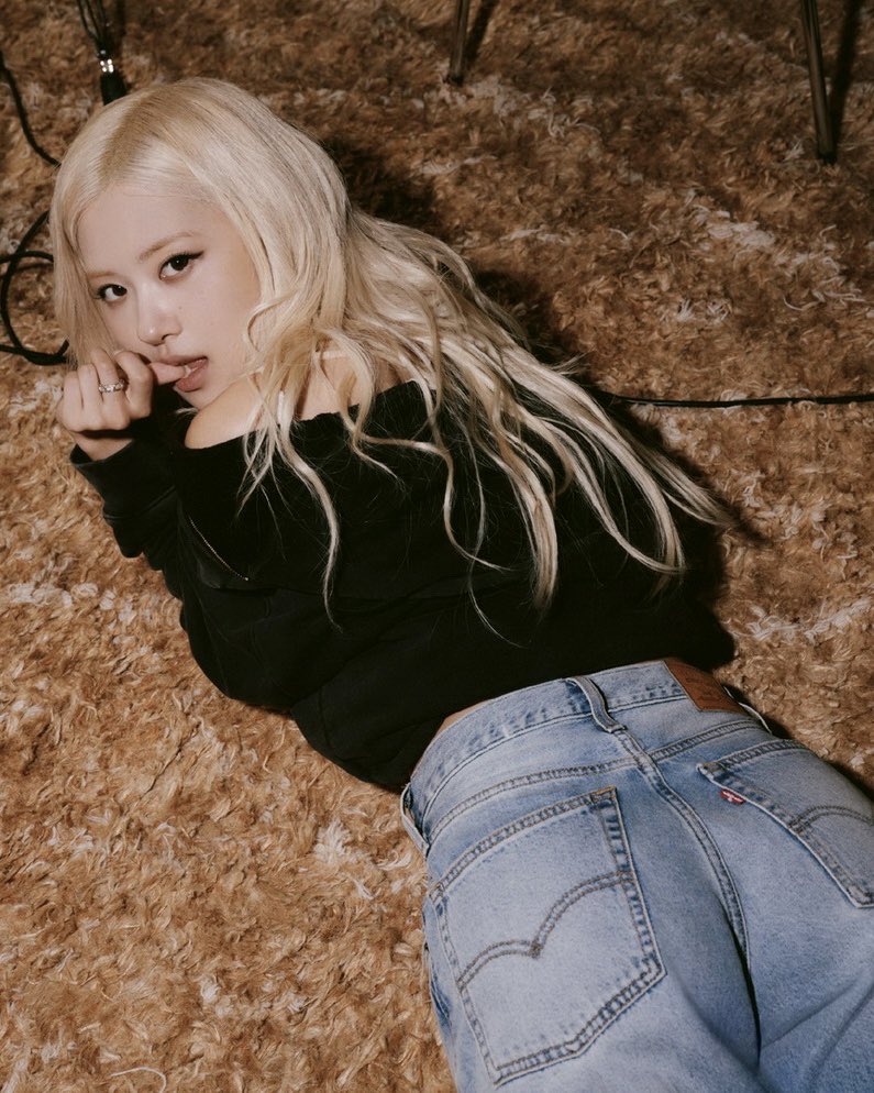 #VogueReports Levi's® ประกาศต้อนรับ ‘ROSÉ’ ในฐานะพาร์ตเนอร์คนล่าสุด!

Levi’s® เปิดตัวพาร์ตเนอร์คนล่าสุด ‘ROSÉ’ ศิลปินไอคอนระดับโลก โดยความร่วมมือครั้งนี้นำเสนอสองพลังแห่งความออริจินัล ระหว่าง Levi’s® แบรนด์ไลฟ์สไตล์ระดับตำนานมากกว่า 150 ปี และ ROSÉ ศิลปินผู้สะท้อนตัวตน