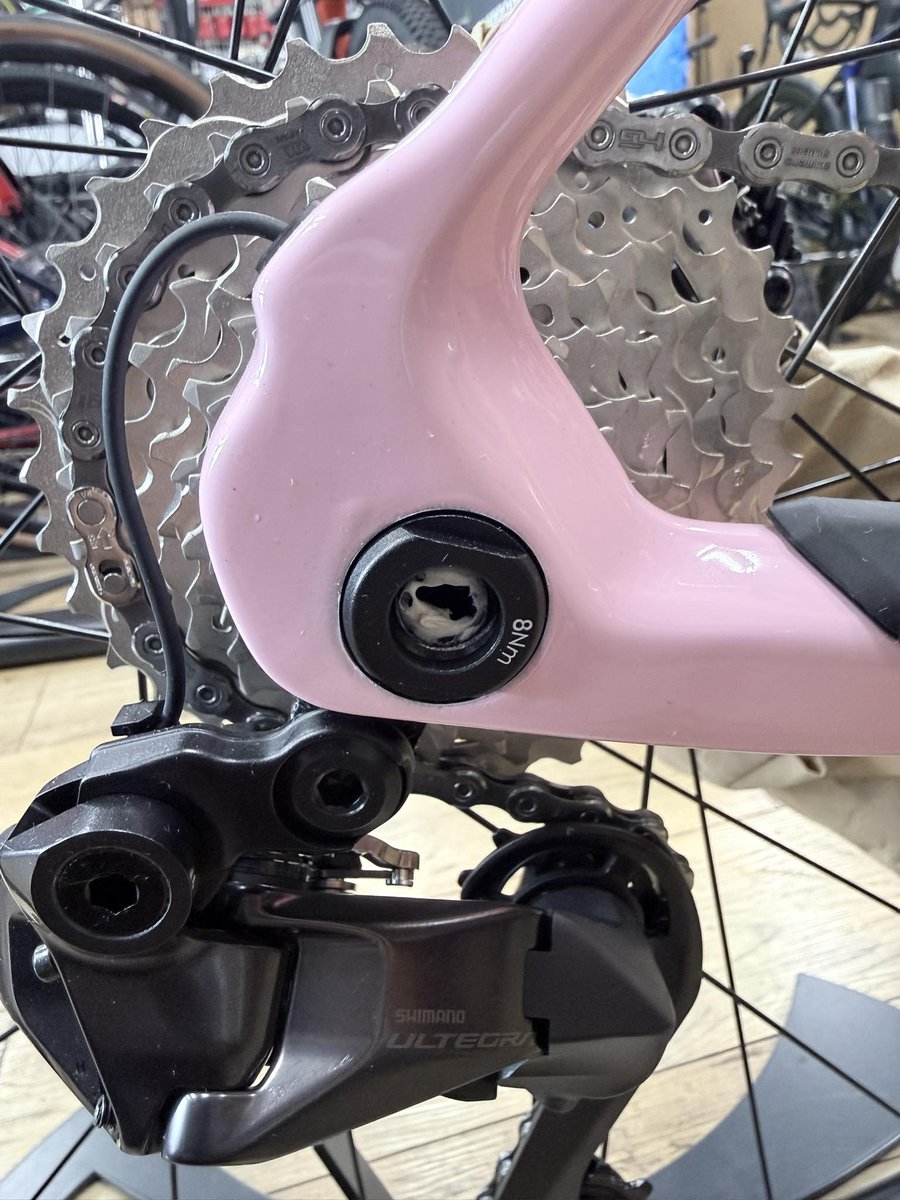Scott_XC40's tweet photo. オルベア ゲインのスプロケ側のスルーアクスル周辺は特殊な形状なので、それに合った形状にディスプレイスタンドを改造しなければならない・・・っということで、4台分のスタンドを預かって来たので今から作業開始💦
#OrbeaGain https://t.co/0HPQs5sT5R