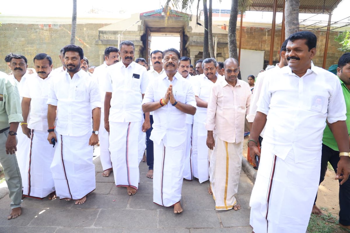 OPS_DMK's tweet photo. குற்றாலம் அருகே இலஞ்சியில் உள்ள அருள்மிகு இலஞ்சிக்குமாரர் திருக்கோயில் ஐயா ஓ.பி.எஸ். அவர்கள் சாமி தரிசனம் செய்தார்.
#OPanneerselvam #OPS #DMK #Temple #MudhalvanOPS https://t.co/NkHwahjd67