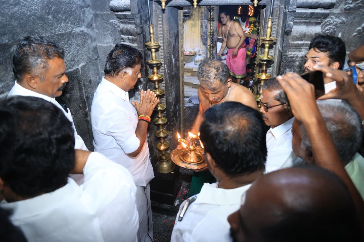 OPS_DMK's tweet photo. குற்றாலம் அருகே இலஞ்சியில் உள்ள அருள்மிகு இலஞ்சிக்குமாரர் திருக்கோயில் ஐயா ஓ.பி.எஸ். அவர்கள் சாமி தரிசனம் செய்தார்.
#OPanneerselvam #OPS #DMK #Temple #MudhalvanOPS https://t.co/NkHwahjd67
