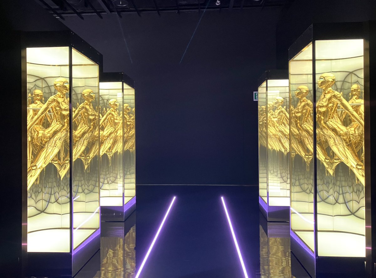 TokyoArtBeat_JP's tweet photo. 【取材中】空山基の過去最大規模の回顧展「SORAYAMA 光・透明・反射 -TOKYO-」が、明日からCREATIVE MUSEUM TOKYOで開催🤖
https://t.co/wVeZcrNNss

多数の原画や、エアロスミスのCDジャケットに使われた代表作、最新の彫刻や映像インスタレーションなどを通して、作家の表現の核を体感できる展覧会 https://t.co/WSuj4xNiE6