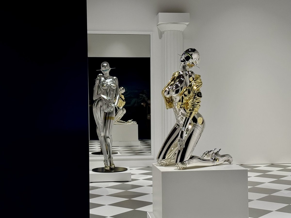 TokyoArtBeat_JP's tweet photo. 【取材中】空山基の過去最大規模の回顧展「SORAYAMA 光・透明・反射 -TOKYO-」が、明日からCREATIVE MUSEUM TOKYOで開催🤖
https://t.co/wVeZcrNNss

多数の原画や、エアロスミスのCDジャケットに使われた代表作、最新の彫刻や映像インスタレーションなどを通して、作家の表現の核を体感できる展覧会 https://t.co/WSuj4xNiE6