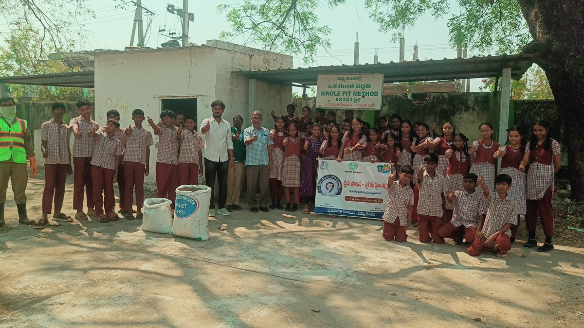 MC_Jammikkunta's tweet photo. vermi composting process was explained to government school children. It was said in their own words that they would also make compost at home from wet waste.
@SwachhBharatGov @MoHUA_India 
@tksreedevi @cdmatelangana @TelanganaCMO @RoopaMishra77
@Collector_KNR 
@aclb_knr https://t.co/pQwagIPaXj