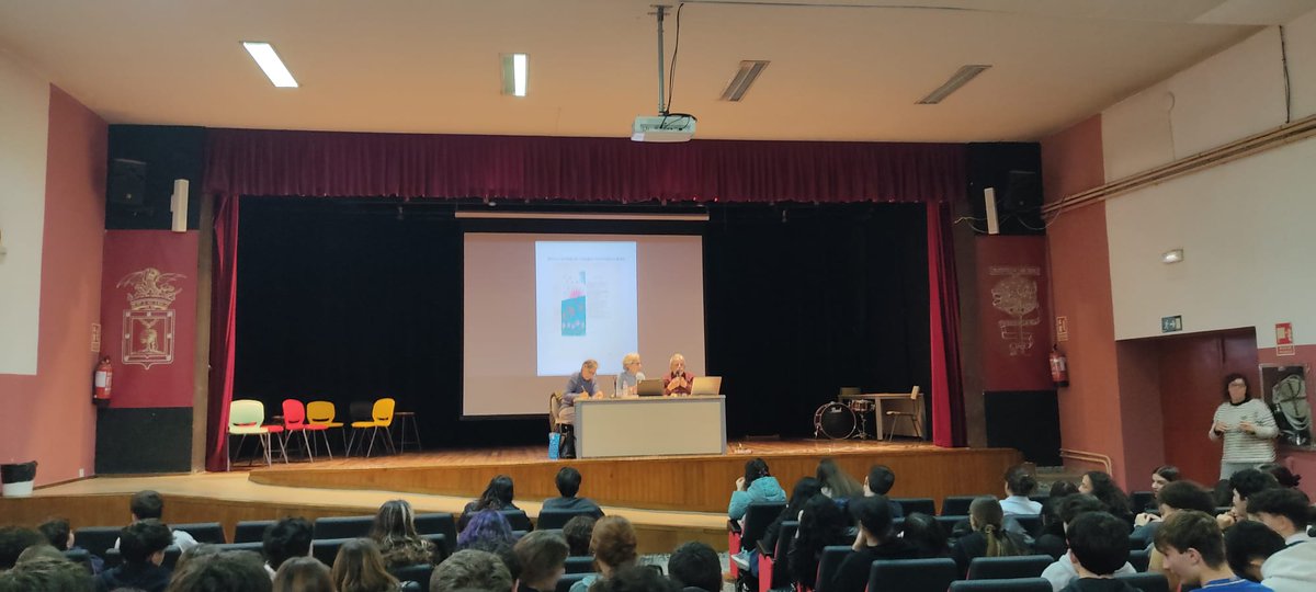 IES_S_Isidro's tweet photo. Marcel Camacho y Paloma Cruz acercan al alumnado del IES San Isidro a la realidad de la educación en 1969: chicos y chicas separados. La deformación del conocimiento  conduce a comportamientos machistas. https://t.co/X8oThl4hi1