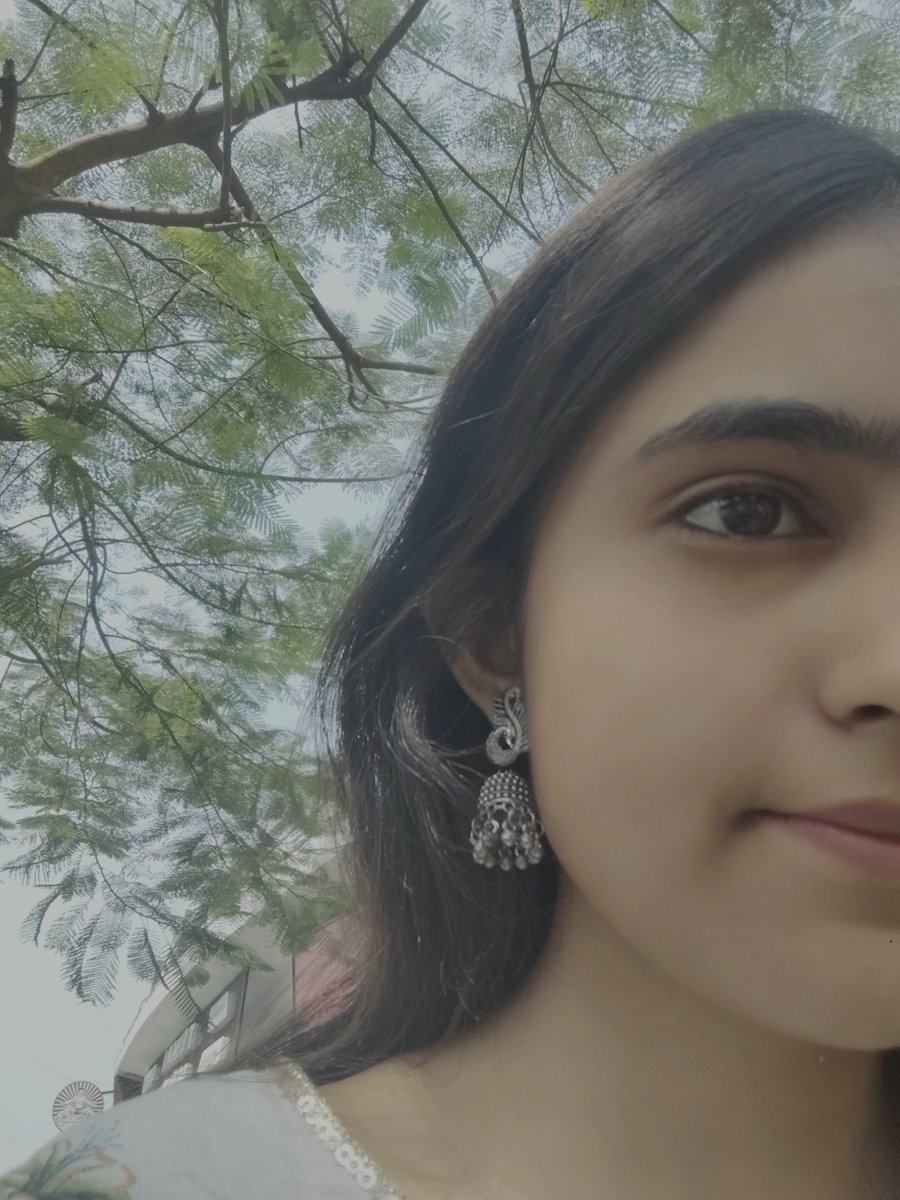 Prernakanani1's tweet photo. हंस सा सफेद सी सादगी और झुमकों की मद्धिम झंकार...!🤍💙
#randomphotography https://t.co/vvslnh7UxT