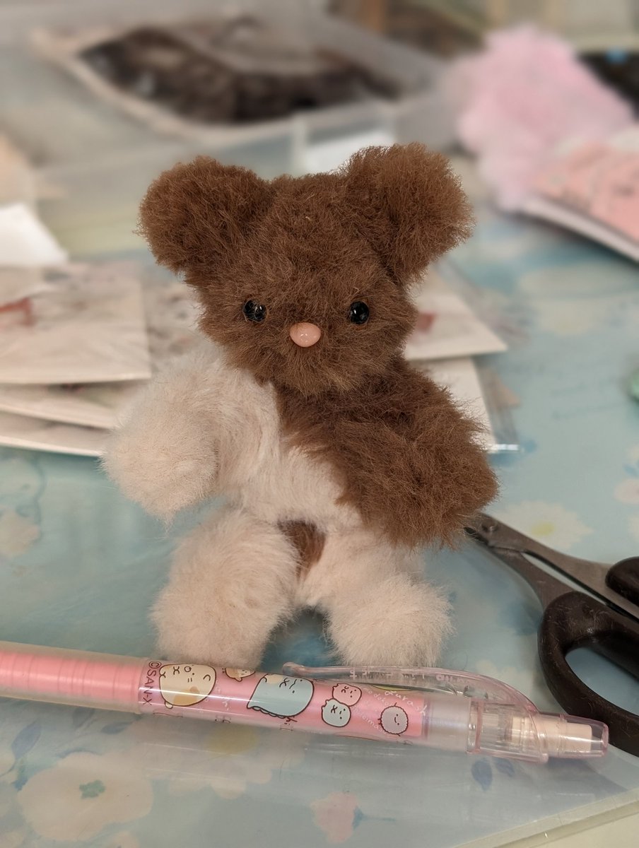 Jey2jen's tweet photo. 2色のモールを組み合わせて
オリジナルのモールドールのクマを
作ってみました🧸
装飾をして豪華仕様に。

#モールドール　#オリジナルドール　#手作り人形 https://t.co/WGDPGWJsdP