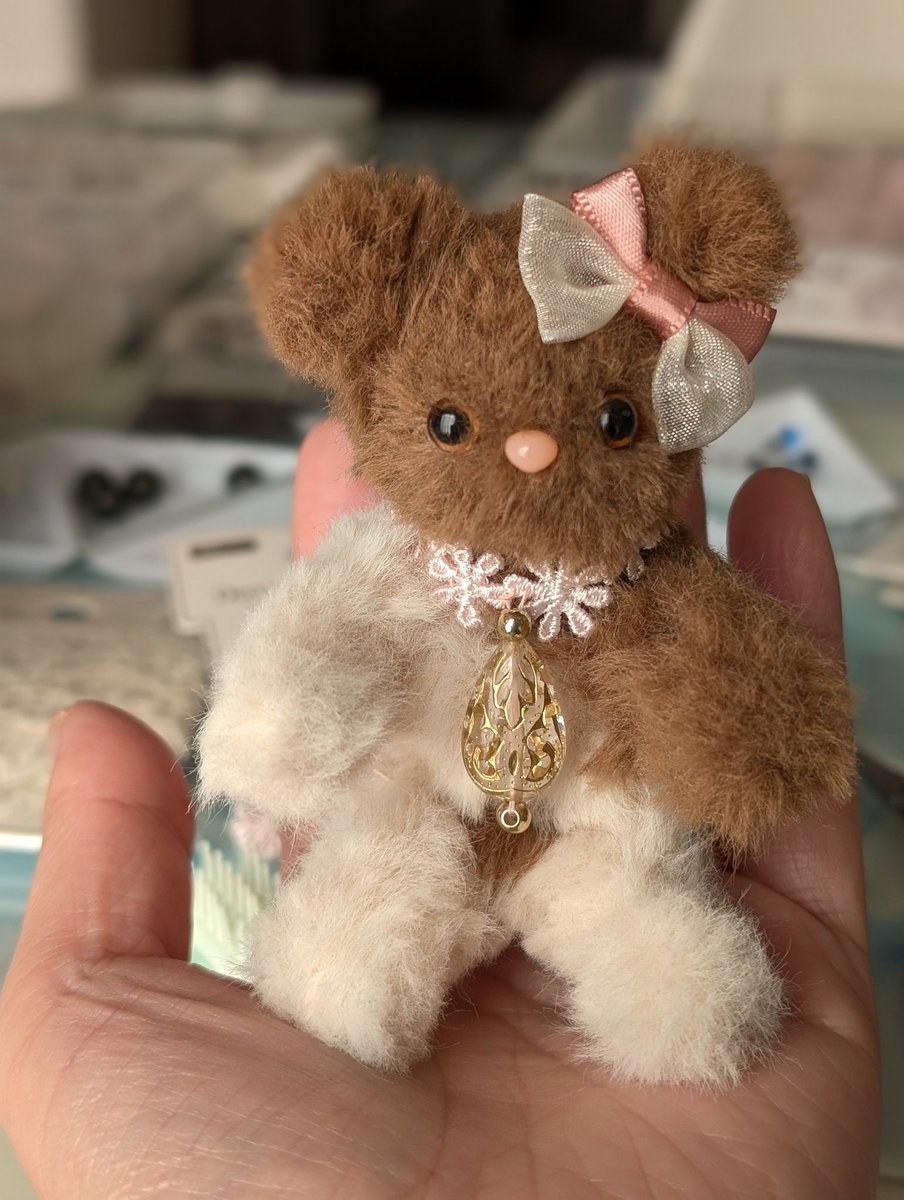 Jey2jen's tweet photo. 2色のモールを組み合わせて
オリジナルのモールドールのクマを
作ってみました🧸
装飾をして豪華仕様に。

#モールドール　#オリジナルドール　#手作り人形 https://t.co/WGDPGWJsdP
