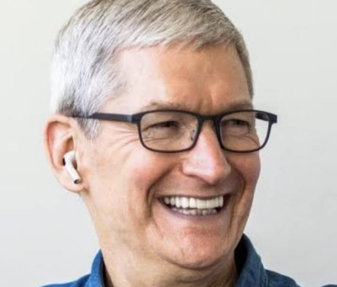 odobajnr's tweet photo. So who get apple no sabi wear airpods 😂😂😂😂 https://t.co/ZBcAP8c2hh