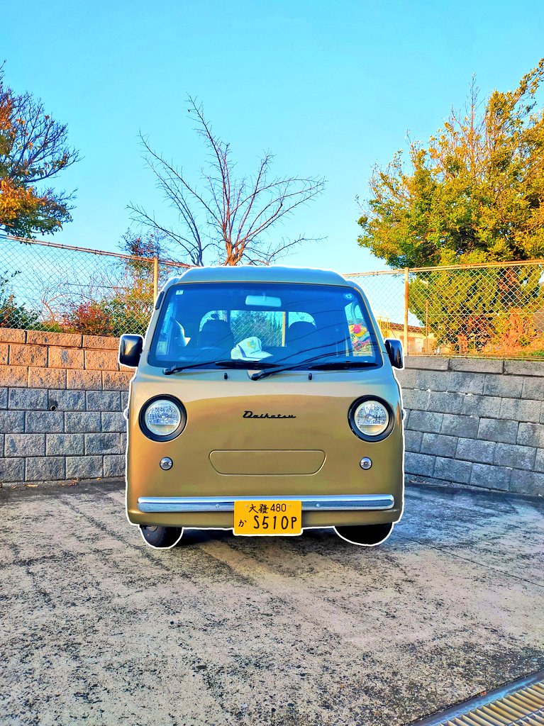 1Equal777's tweet photo. 軽トラなんて眼中に無かった。
非力、ぼっさい、安っぽい。
こんな印象しかなかった。

けど、グラグラ揺られ、グワングワンとエンジン唸らせながらトコトコ走っていると、たとえ近所でもさながら冒険になるのだ。

不満点がないわけじない。
これはむしろ、好みの味付けができる余地なのだ。 https://t.co/eykdu70gvW