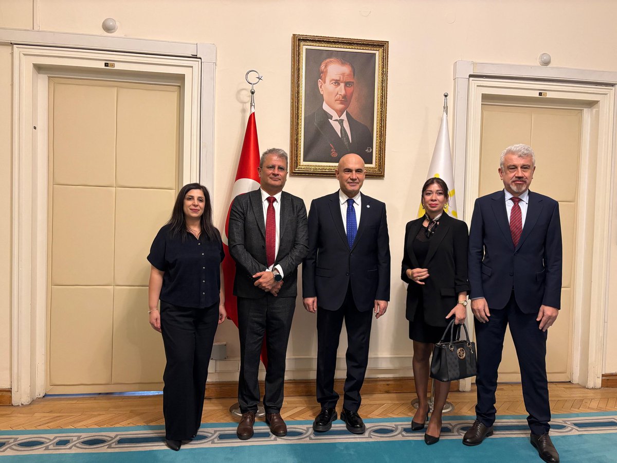dayanismasen's tweet photo. Sayın Milletvekilimiz Dr. Turhan Çömez’i TBMM’de ziyaret ettik.

14 Mart Tıp Bayramı vesilesiyle kendilerinin bayramını kutladık. Görüşmede aile hekimliğinin mevcut sorunları ve çözüm önerilerimiz hakkında değerlendirmelerde bulunarak, Şubat 2026 tarihinde hazırlamış olduğumuz Aile Hekimliği Raporumuzu kendilerine takdim ettik.

Nazik kabulleri ve destekleri için Sayın Dr. Turhan Çömez’e teşekkür ederiz. @ComezTurhan