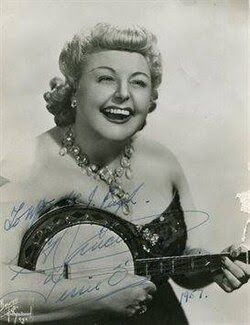 Remembering the brilliant Welsh entertainer and actress Tessie O'Shea (Teresa O'Shea) who was born in Cardiff in 1913. She died in 1995. 🏴󠁧󠁢󠁷󠁬󠁳󠁿 #TessieOShea #TheGirlWhoCameToSupper #BedKnobsAndBroomsticks #TheRussiansAreComingTheRussisnsAreComing #TheBlueLamp #TheBestHouseInLondon