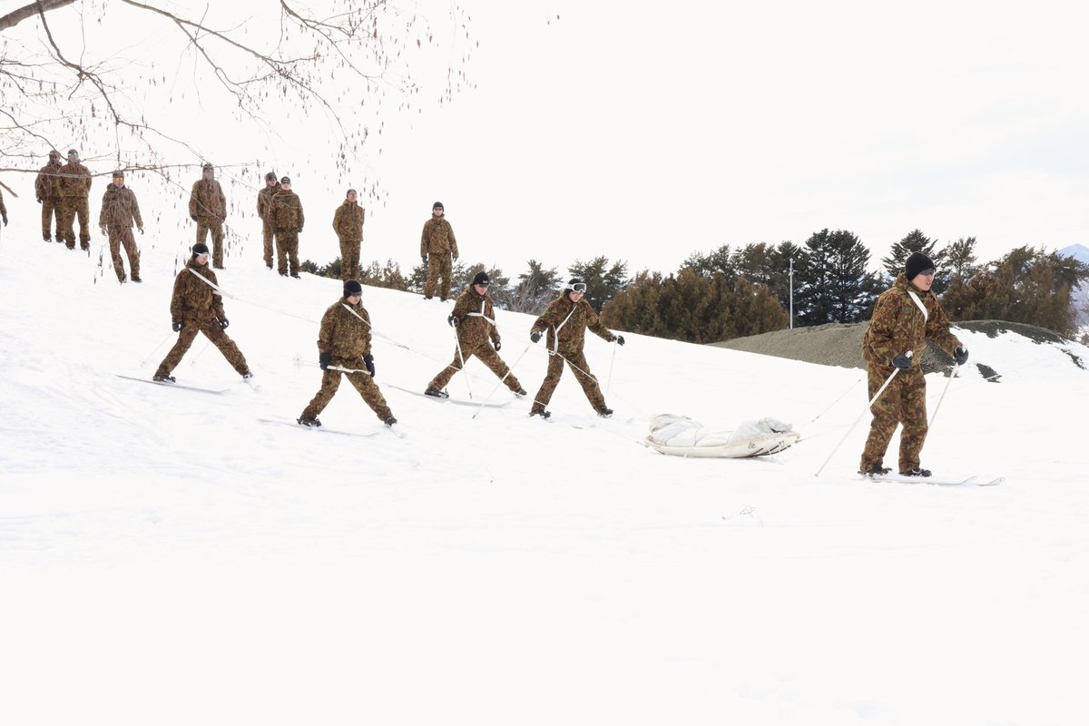 上富良野駐屯地は、冬期遭難救助訓練を実施しました。本訓練は平成１９年上ホロカメットク山遭難事故を契機に発足した冬季遭難救助隊の能力向上を目的とした訓練です。冬季山岳における厳しい環境での行方不明者の捜索・救助等技術を磨き、万一の事態に備えています。
