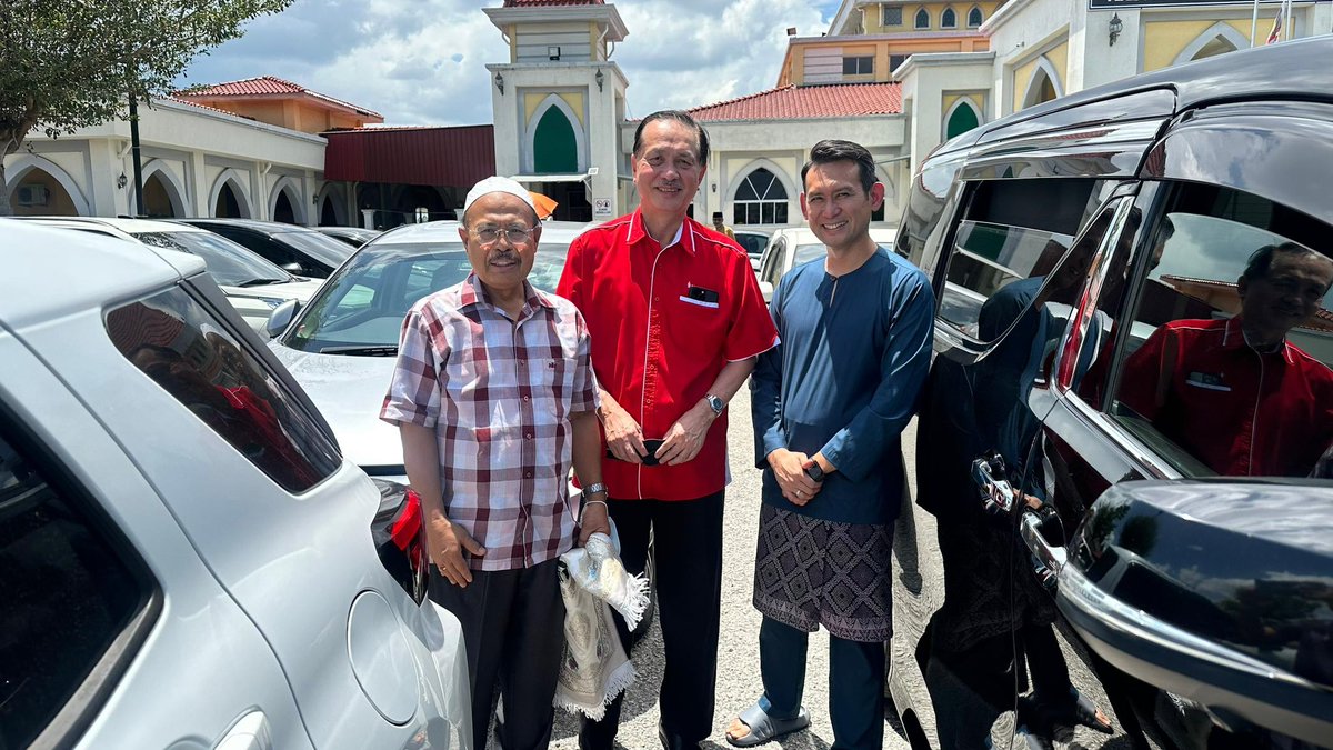 DGHisham's tweet photo. What a pleasant surprise to bump into Datuk Dr. Hj. Rohaizat Bin Hj. Yon, Former Deputy Director-General of Health (Medical), Ministry of Health Malaysia, after Friday prayers this afternoon at Springhill Mosque.

He has a long-standing excellence history of serving the Ministry of Health, having held various strategic and leadership positions throughout his over 35 years’ service. He continues to be active after retirement and sits on many boards: the Board of Governors of the Management & Science University (MSU); council member of the Malaysian Medical Council (MMC); Board Director of National Heart Institute Holding Sdn Bhd and Board Director of Avisena Healthcare Group.