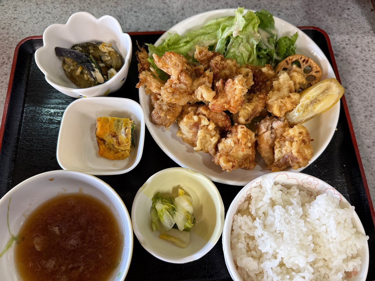 讃岐一番  堺市
名もないうどん屋の系譜(←一部 嘘)

とり天定食、とり天メチャ盛り
福菜ふたつと漬物ついて850円。
大将は昔、ロータリーのファミリアで中山サーキットでレースしてたやんちゃなおっさんでした。