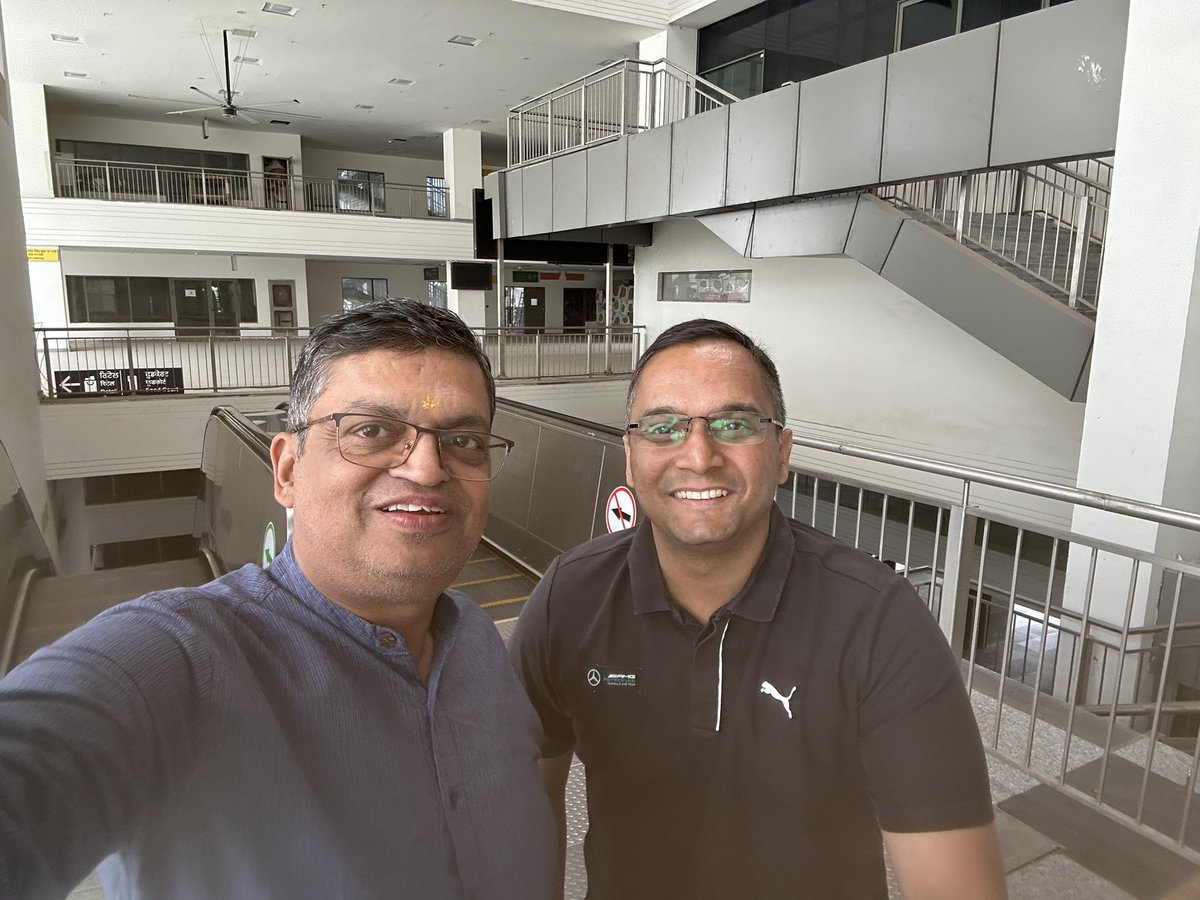 gopalkagarwal's tweet photo. Today I am travelling in train no 12046, #Chandigarh #NewDelhi Shatabdi. Was amazed to see the development of Chandigarh Railway Station, it’s comparable to any airport. Great achievement Shri @AshwiniVaishnaw ji @RailMinIndia. Thank you #Salil for accompanying me. https://t.co/WSOgd9ueR6