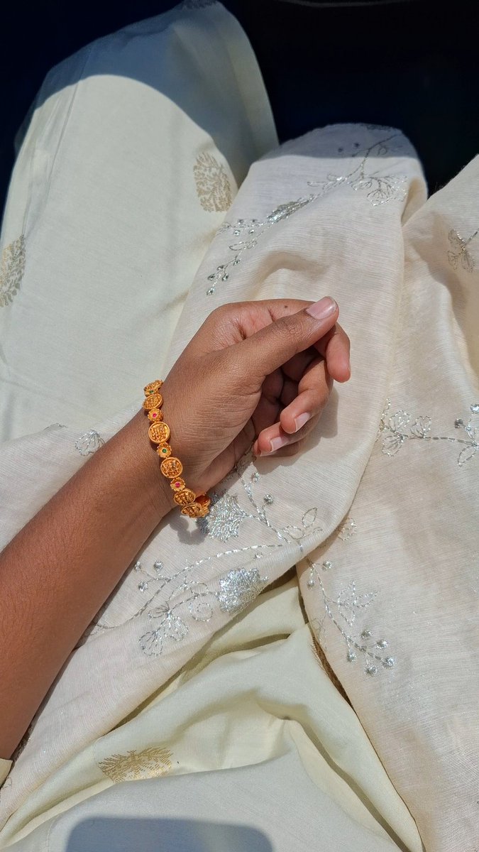 ShrukunaX's tweet image. Omw to temple #traditional #temple #templedate