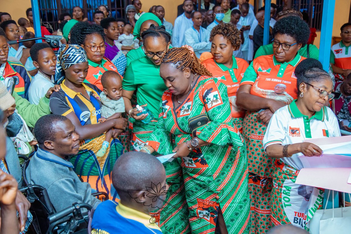IntumwaNews's tweet image. 🔴Ce jeudi 12 mars 2026, les femmes leaders du @CnddFdd, #Abakenyererarugamba, ont visité le Centre National d’Appareillage et de Rééducation #CNAR. Leur objectif était d’aider des malades déjà guéris mais qui ne pouvaient pas quitter l’hôpital faute d’argent pour payer les frais