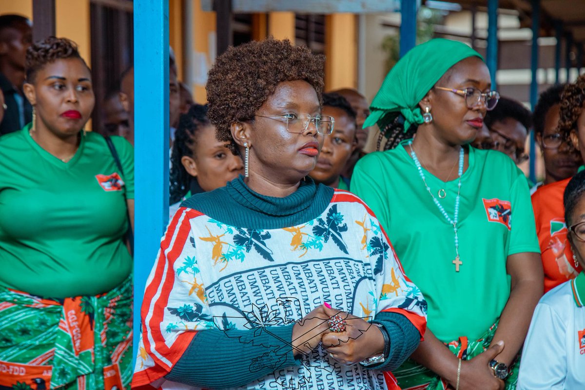 IntumwaNews's tweet image. 🔴Ce jeudi 12 mars 2026, les femmes leaders du @CnddFdd, #Abakenyererarugamba, ont visité le Centre National d’Appareillage et de Rééducation #CNAR. Leur objectif était d’aider des malades déjà guéris mais qui ne pouvaient pas quitter l’hôpital faute d’argent pour payer les frais