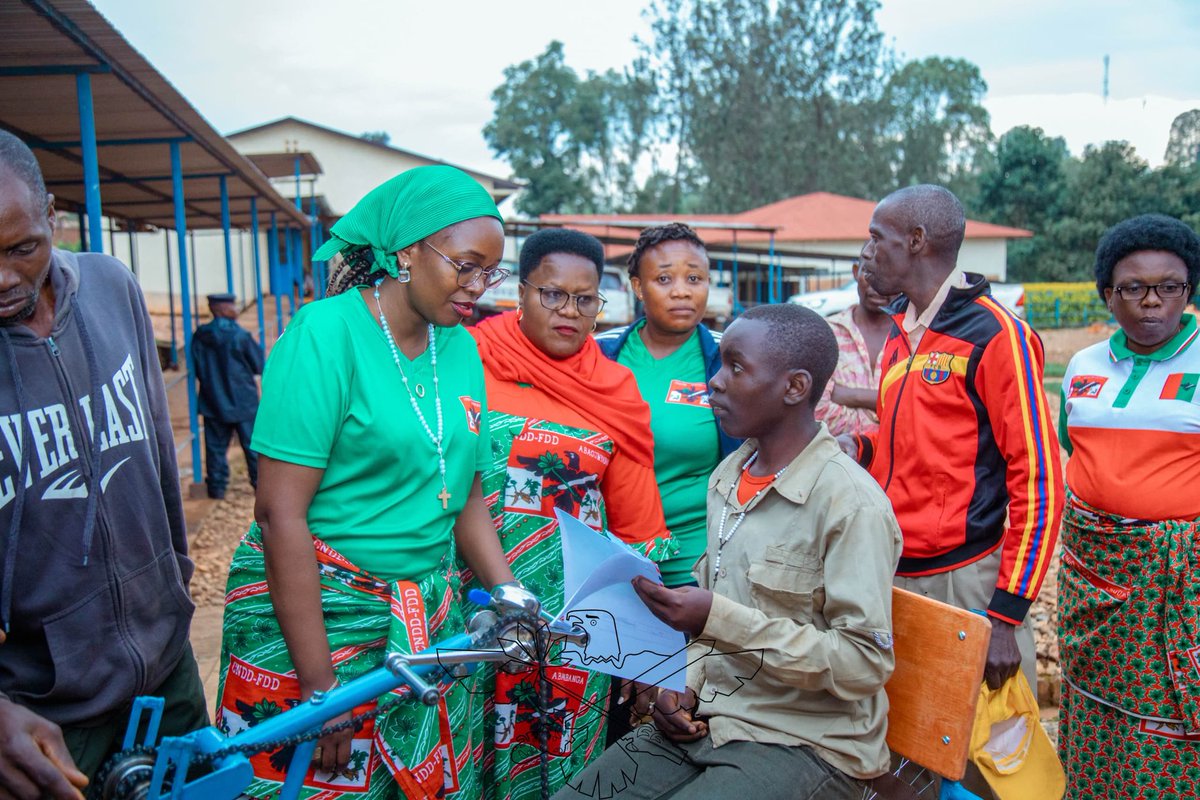 IntumwaNews's tweet image. 🔴Ce jeudi 12 mars 2026, les femmes leaders du @CnddFdd, #Abakenyererarugamba, ont visité le Centre National d’Appareillage et de Rééducation #CNAR. Leur objectif était d’aider des malades déjà guéris mais qui ne pouvaient pas quitter l’hôpital faute d’argent pour payer les frais