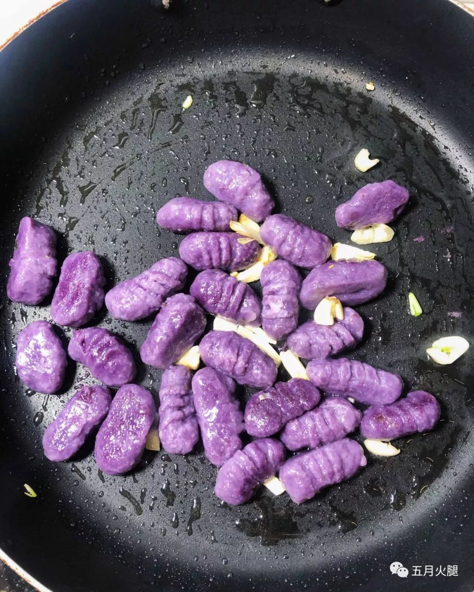 mikael75901145's tweet image. Taste test!  Fresh garlic vs. pre-minced garlic—fresh has brighter, spicier flavor u0026 crisp texture; pre-minced is convenient but milder. Pro tip: Use fresh for stir-fries, pre-minced for quick sauces. Which do you prefer #GarlicGuide #CookingHacks