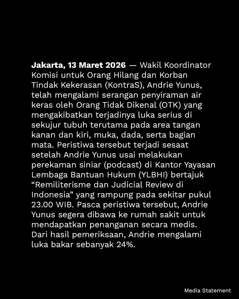 andikamalreza's tweet photo. Teman2 inget aktivis yg beberapa waktu lalu terobos rapat tertutup pas bahas RUU TNI? Gw dapat kabar hari ini, kalau dia kena siram air keras.

Padahal kemarin gw baru aja ketemu pas Kamisan & ngobrol lama sama dia, ya Allah… Namanya Andrie Yunus, mengalami luka bakar sekitar 24%. Kejadian ini terjadi sesaat setelah Andrie rekaman podcast di kantor YLBHI dengan tema “Remiliterisme & Judicial Review di Indonesia”.

Mohon doanya ya semua teman teman. Bantu sebarin juga info di bawah ini yaa guys. Makasi semuanya 🙌