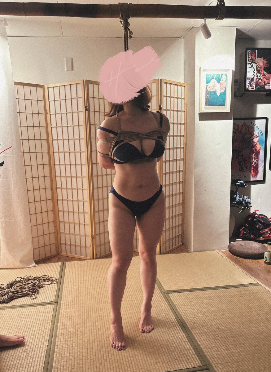 Ibelongtome01's tweet photo. 似乎從去年愉虐宴結束後
就沒有好好陪你練繩

那些想說的話
和藏在心裡的感受
在繩子貼進身體
眼神交會的瞬間
似乎不必開口
就已經被彼此讀懂

泉爺居然可以把我拍出1米7的長腿
進步神速欸 誰教的誰教的💖

🪢@lina_kinbaku_78 
📍@SalonNawaTPE 
📷 @BDSM_ChuanYe https://t.co/2e0sTqTpox