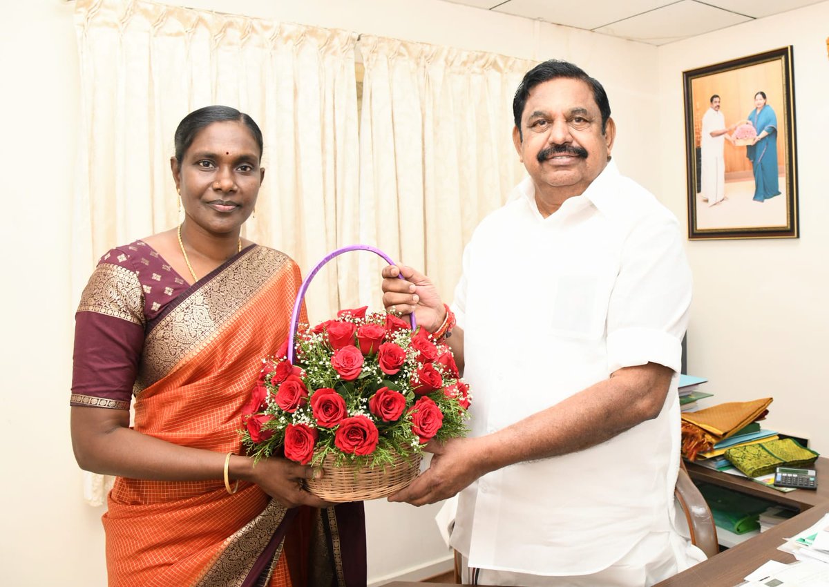 bvramanaaadmk's tweet photo. நாம் தமிழர் கட்சியிலிருந்து விலகி, தமிழகத்தின் நலனில் உண்மையான அக்கறை கொண்ட இயக்கமான அனைத்திந்திய அண்ணா திராவிட முன்னேற்றக் கழகத்தில் புரட்சித் தமிழர் திரு எடப்பாடி பழனிசாமி  அவர்களின் தலைமையில் வீறு கொண்டு எழ போகும் தமிழகத்தில் மீண்டும் அதிமுக ஆட்சி மலர தன்னை இணைத்துக் கொண்ட திருமதி காளியம்மாள் அவர்களுக்கு திருவள்ளூர் மேற்கு மாவட்ட கழக செயலாளர் திரு.BV ரமணா மற்றும் மாவட்ட கழகம் சார்பில் சகோதரிக்கு நல்வாழ்த்துக்கள்
#kaliyammal #admk