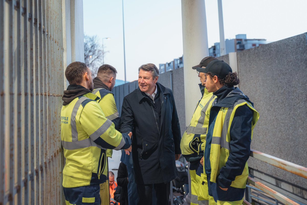 Café à 6h30 ce matin avec nos agents de la propreté. Pendant que beaucoup dorment encore, eux sont déjà sur le terrain pour que Nice soit belle et agréable pour tous.
Merci pour leur engagement quotidien. 
Et la meilleure façon de les soutenir, c’est aussi de combattre les