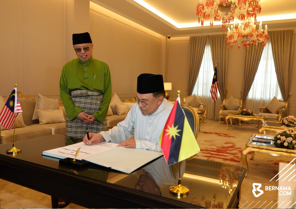 bernamadotcom's tweet image. #Sarawak Perdana Menteri Datuk Seri Anwar Ibrahim tiba di Kompleks Satria Pertiwi, Kuching kira-kira 2.10 petang bagi menghadiri Mesyuarat Khas Pembangunan Bahagian hari ini. 

Ketibaan beliau turut disertai Timbalan Perdana Menteri Fadillah Yusof serta Premier Sarawak Abang