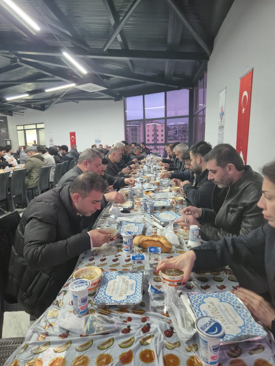 batmanvaliligi's tweet photo. BATMAN'DA SANAYİCİ, İŞ İNSANLARI VE STK TEMSİLCİLERİ İFTAR PROGRAMINDA BİR ARAYA GELDİ

Valiliğimiz himayesinde Batman Belediyesi destekleriyle Sivil Toplum Merkezi tarafından düzenlenen iftar programı, kentteki sanayicileri, iş insanlarını, sivil toplum kuruluşlarının temsilcilerini ve mensuplarını aynı sofrada buluşturdu.
 
Ramazan ayının manevi iklimine ve dayanışma ruhuna uygun olarak Kur'an-ı Kerim tilaveti ile başlayan programa; Vali Yardımcısı ve Belediye Başkan Yardımcısı Mustafa Caner Culukar, kurum müdürleri, (BATSO) Batman Ticaret Odası, (ASKON) Anadolu Aslanları İş Adamları Derneği, (MÜSİAD) Müstakil Sanayici ve İş Adamları Derneği, (TEKSİAD) Batman Tekstil Sanayici İş Adamları Derneğininyöneticileri ve üyeleri katılım sağladı.
Kentin sosyo-ekonomik dinamiklerini oluşturan iş dünyası ve sivil toplum temsilcilerinin yoğun ilgi gösterdiği iftar yemeğinde, birlik ve beraberlik mesajları verildi. Kurumlar arası iletişimin ve kentteki dayanışmanın güçlendirilmesi vurgusu yapıldı.

Vali Yardımcısı ve Belediye Başkan Yardımcısı Mustafa Caner Culuka, beraberindeki kurum müdürleri, sanayici ve iş insanları sivil toplum kuruluşlarının temsilcileri ile ilimizin ekonomide kalkınması için karşılıklı fikir alışverişinde bulundu.
 
Katılımcılar, kamu kurumları ile sanayici ve iş insanları STK’ları arasındaki iletişimi artıran bu organizasyondan dolayı memnuniyetlerini dile getirerek, program hatıra fotoğraflarıyla sona erdi.
 @canalpekrem 
@btmnbld
