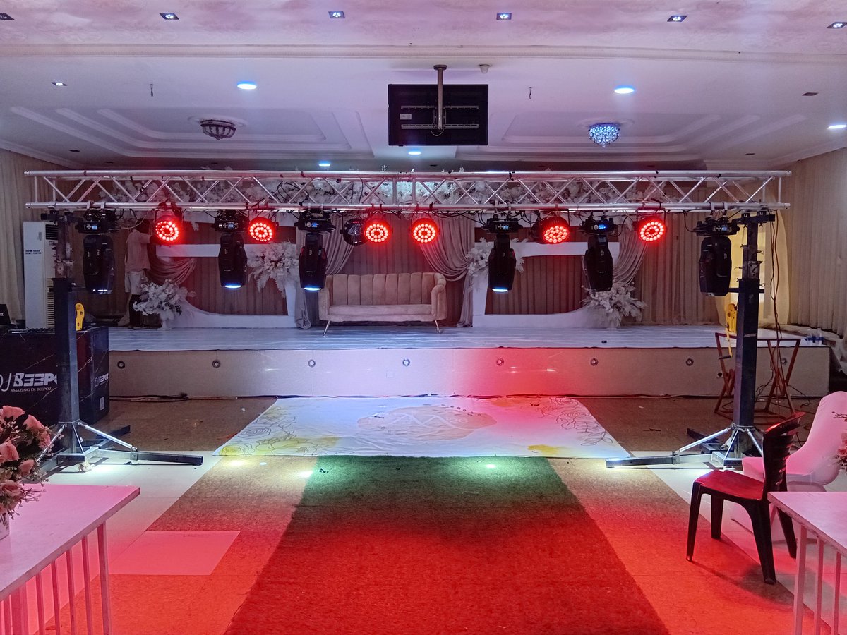 Three silent killers of event lighting:
Bad beam angles blind the audience or leave the stage in shadows.
No color balance turns your scene into visual noise.
No movement programming makes even expensive fixtures feel dead.
Lighting isn’t just equipment