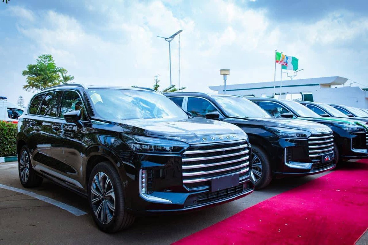 HenryHoomen2's tweet photo. Dear Mutfwang. After distributing rice to the poor you give the rich brand new cars. Thank you for governing us well https://t.co/viT3I3IF3W