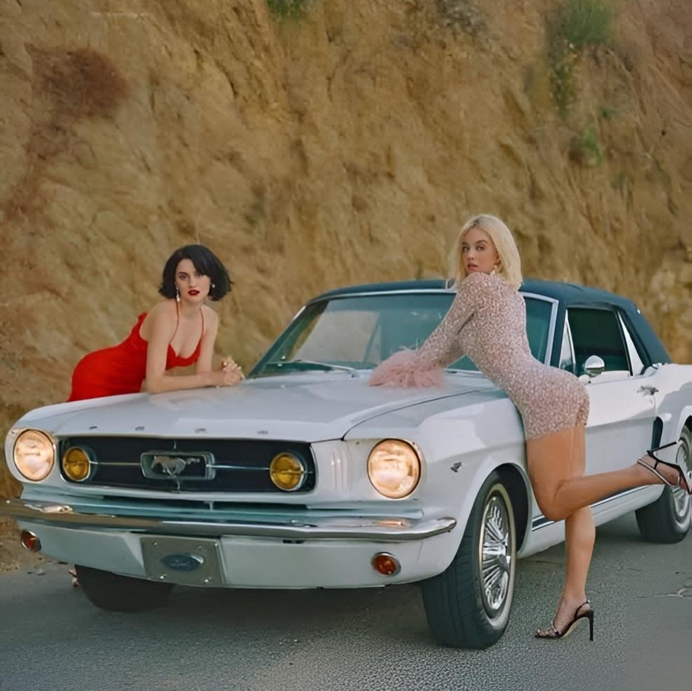 HappyMotorhead's tweet image. Hot or Not? 
1965 Mustang vibes: Sydney Sweeney bringing the heat, Maude Apatow stealing the scene 😍🔥 🐎💨 #FordMustang #SydneySweeney #MaudeApatow #HollywoodLegends