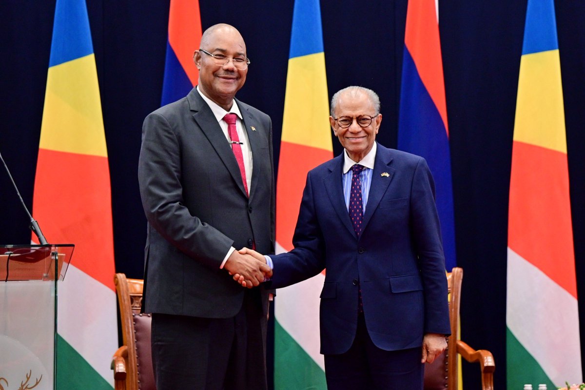 StateHouseSey's tweet image. Recap|President Dr. Patrick Herminie began his State Visit to Mauritius, meeting #PMNavinchandraRamgoolam to strengthen regional cooperation #maritimesecurity #blueeconomy #climateresilience &amp;amp; #education. Seven agreements were signed.
