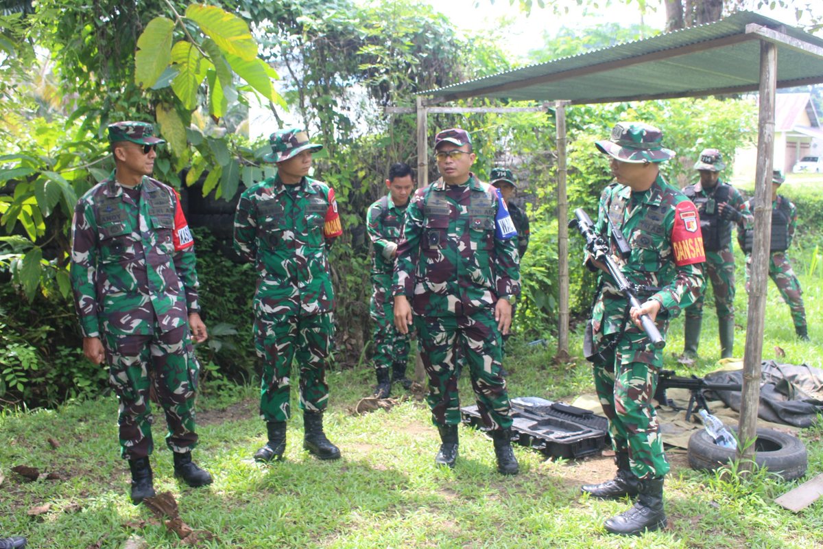korem132palu's tweet photo. Pastikan Kesiapan Operasi, Danrem 132/Tdl Laksanakan Pengecekan Senjata Satgas PSSB Yonif 714 SM

#kodam23palakawira
#korem132tdl
#tniadmengabdidanmembangunbersamarakyat https://t.co/wKTV0uN7pj
