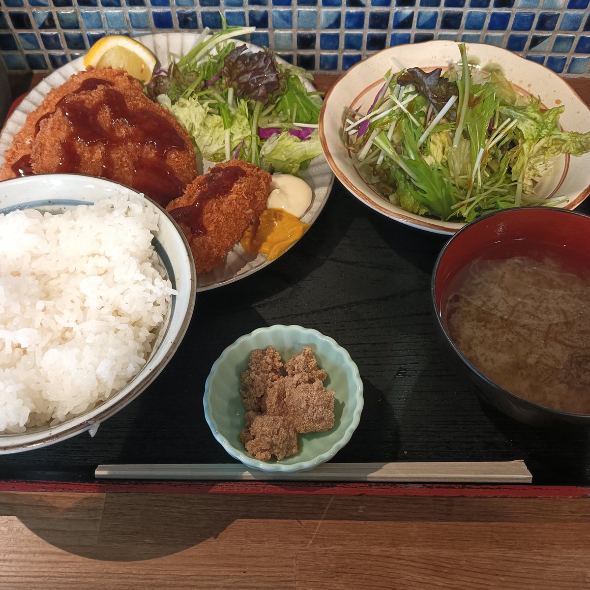 刺身定食￥800 
天丼　￥1000
フライ定食￥800

ニュースeveryでやってた

お得な店みつけた∼
と思ってたけど　
更に混みそう····

天丼　千円　安くて申し訳ない感じでしたよ