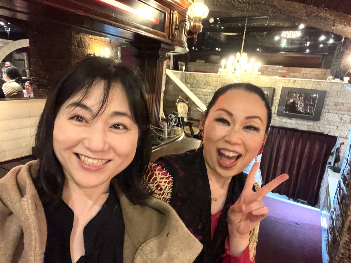yaa_mada's tweet photo. 金沢時代の先輩 マッキーの東京ステージカッコよすぎ！
報道記者を辞めスペイン留学したマッキー❣️情熱を注ぎ続けられるって美しい
当初私は金沢が苦手だったけど「ここで思い出増やしていこう」って思えたのはマッキーのお陰。２人で皆の為に金沢城沈床園で朝から花見の場所取りしたのが始まりの１頁 https://t.co/xmTTHLZKa4
