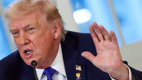 ترامب: إيران على وشك الاستسلام ودعوة لعودة السفن لمضيق هرمز