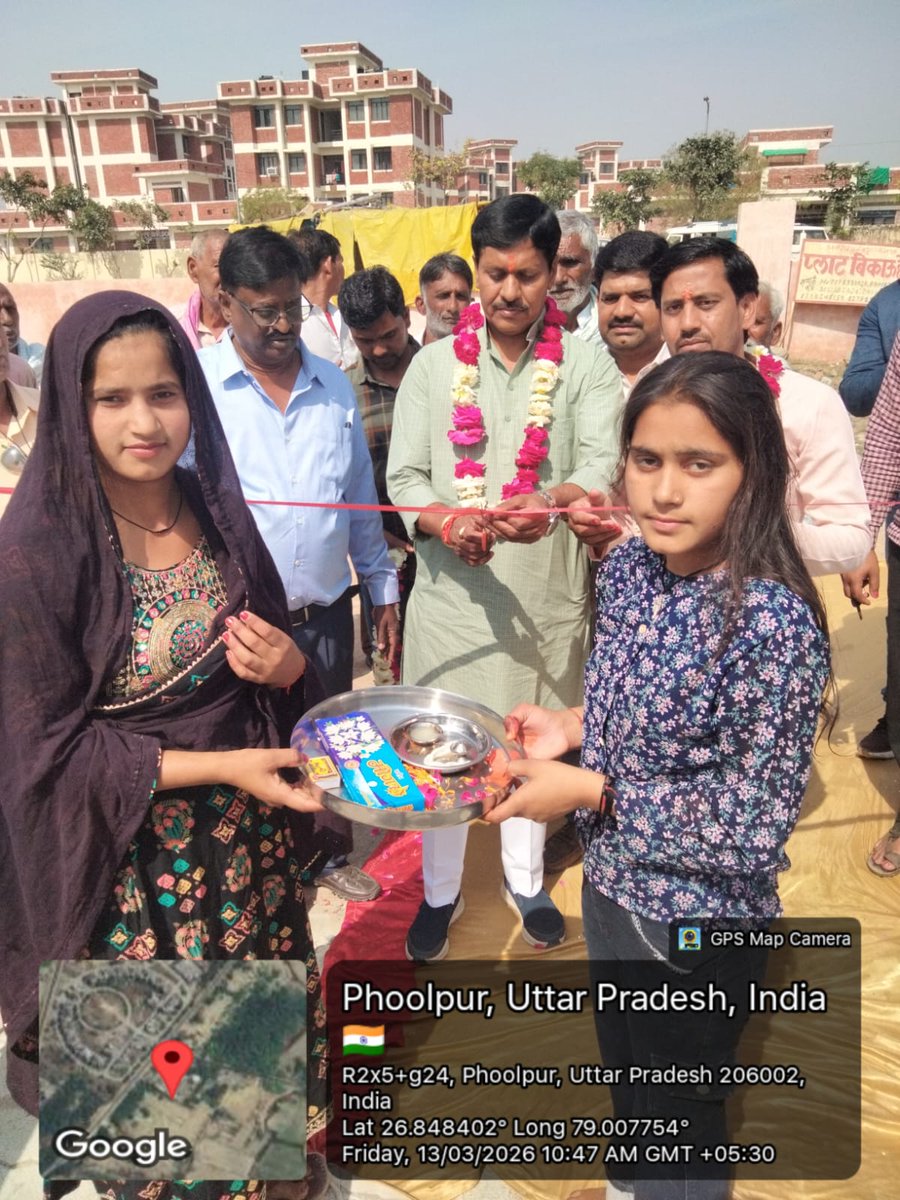 upjnretawah's tweet photo. ग्राम पंचायत फूलापुर ब्लॉक सैफई जनपद इटावा में 13 मार्च 2026 को जल जीवन मिशन के तहत मनाया गया जल महोत्सव, ग्रामीणों को दिलाई गई जल संरक्षण की शपथ

भारत सरकार की महत्वाकांक्षी परियोजना जल जीवन मिशन के अंतर्गत विकास खंड सैफई की ग्राम पंचायत फूलापुर में शुक्रवार 13 मार्च को नव निर्मित पानी की टंकी परिसर में जल महोत्सव 2026 का आयोजन किया गया। प्रधान संघ के अध्यक्ष श्री चंदगीराम जी ,ग्राम प्रधान श्री पंकज यादव जी ने विधिवत पूजन कर कार्यक्रम की शुरुआत पारंपरिक तरीके से घड़े में जल अर्पित कर जल संरक्षण का संदेश दिया। 
उन्होंने कहा कि जल जीवन मिशन का उद्देश्य हर घर तक स्वच्छ पेयजल पहुंचाना है, जिससे ग्रामीणों को शुद्ध पानी उपलब्ध हो सके और जलजनित बीमारियों से भी बचाव हो सके।

इस अवसर पर उपस्थित ग्राम���णों को जल संकल्प के तहत जल संरक्षण और पानी के सदुपयोग की शपथ भी दिलाई गई। ग्रामीणों से अपील की गई कि वे पानी की बर्बादी न करें और आने वाली पीढ़ियों के लिए जल संसाधनों को सुरक्षित रखें।
कार्यक्रम में अधिकारियों ने बताया कि जल महोत्सव 2026 का आयोजन 8 मार्च से 22 मार्च तक जनपद की विभिन्न ग्राम पंचायतों में किया जा रहा है। इस अभियान के माध्यम से लोगों को स्वच्छ पेयजल, जल संरक्षण और जल जीवन मिशन की योजनाओं के प्रति जागरूक किया जा रहा है।

कार्यक्रम में जल निगम के सहायक अभियंता श्री आफताब आलम जी ने जलापूर्ति योजना की जानकारी देते हुए बताया कि इस योजना के माध्यम से गांव के घर-घर तक पाइप लाइन के जरिए स्वच्छ पेयजल उपलब्ध कराया जा रहा है, जिससे ग्रामीणों को दूर-दूर से पानी लाने की समस्या से राहत मिलेगी।

इस मौके पर प्रधान संघ के अध्यक्ष श्री चंदगीराम जी ,ग्राम प्रधान श्री पंकज यादव जी ,जल निगम के ���हायक अभियंता श्री आफताब आलम  ,अवर अभियंता श्री अमन कुमार, फर्म मै.आई.एच.पी.के सीनियर मैनेजर श्री के मंगा राजू एवं डीपीएमयू एवं आइ यस ऐ सहित बड़ी संख्या में ग्रामीण उपस्थित रहे।
#JalMahotsav2026 #JalArpandiwas #hargharjal @upswsm