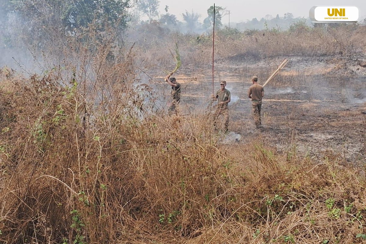 A commendable effort on the ground.
Swift action by #IndianArmy troops helped contain a wildfire near Pukuria Village, #Manipur, preventing it from spreading to nearby homes &amp; forest areas.
Timely response like this protects lives, livelihoods &amp; the environment.
#PeaceforManipur