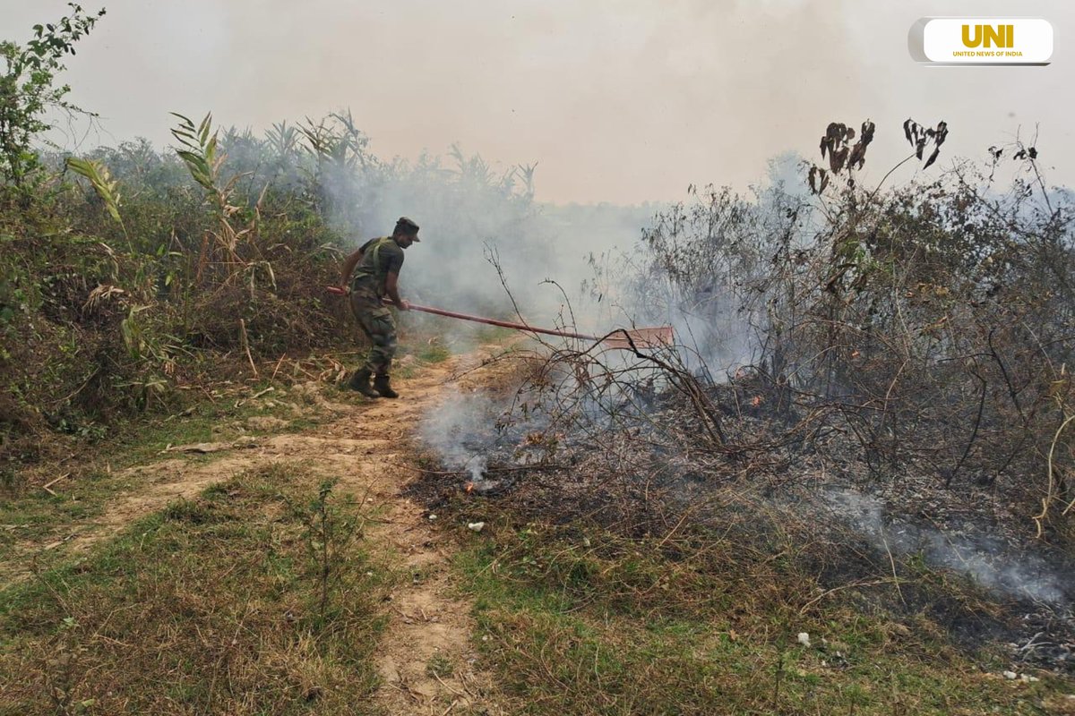 ManipurFacts's tweet photo. A commendable effort on the ground.
Swift action by #IndianArmy troops helped contain a wildfire near Pukuria Village, #Manipur, preventing it from spreading to nearby homes &amp; forest areas.
Timely response like this protects lives, livelihoods &amp; the environment.
#PeaceforManipur https://t.co/60zs2NChuB