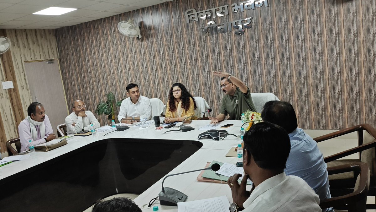 cleanganganmcg's tweet photo. 960 किलोमीटर लंबी गोमती नदी सिर्फ एक जलधारा नहीं, बल्कि उत्तर प्रदेश की जीवनरेख��� है। इस पवित्र नदी को कई सहायक नदियाँ समृद्ध बनाती हैं, जिनमें कठिना, भैंसी, झुकना, सई, सरायन, बेहता और कल्याणी प्रमुख हैं।

गोमती नदी के संरक्षण और इसकी सहायक नदियों की वैज्ञानिक मैपिंग व शोध के उद्देश्य से प्रो��ेसर वेंकटेश दत्ता (विभागाध्यक्ष, पर्यावरण विज्ञान विभाग, बाबासाहेब भीमराव अंबेडकर यूनिवर्सिटी) और उनकी टीम ने एक महत्वपूर्ण पहल की। टीम ने पीलीभीत, शाहजहाँपुर, लखीमपुर खीरी, सीतापुर और हरदोई जिलों में जाकर गोमती की सहायक नदियों का स्थलीय निरीक्षण और विस्तृत मैपिंग की। इस अध्ययन में नदियों के फ्लो, जल गुणवत्ता, फ्लडप्लेन और अन्य पारिस्थितिक पहलुओं का गहन आकलन किया गया।

इसके साथ ही जिला ��ंगा समिति के समन्वय से, गोमती नदी के उद्गम स्थल पीलीभीत सहित इन जिलों में विभिन्न विभागों के अधिकारियों को नदी पुनरुद्धार और संरक्षण पर विशेष प्रशिक्षण भी दिया गया। यह पहल न केवल वैज्ञानिक अध्ययन को मजबूत करती है, बल्कि भविष्य में गोमती और उसकी सहायक नदियों के संरक्षण के लिए एक मजबूत आधार भी तैयार करती है।

#RiverConservation #GomtiRiver #EnvironmentalResearch #WaterSustainability #SaveOurRivers