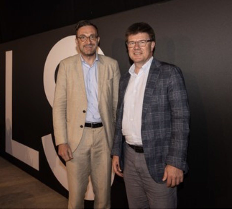 JanWostyn's tweet image. Het blijft toch behoorlijk ironisch dat de nogal bombastische wereldprimeur van de “allereerste minister voor de promotie van meertaligheid” in #Brussel is uitgemond in een minister-president en een parlementsvoorzitter die beiden geen gebenedijd woord Nederlands spreken.

Zo